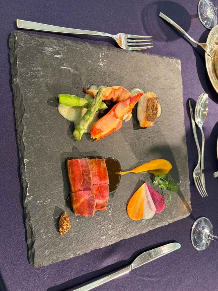 試食用のメイン盛り合わせ。エビが1番美味しかった。