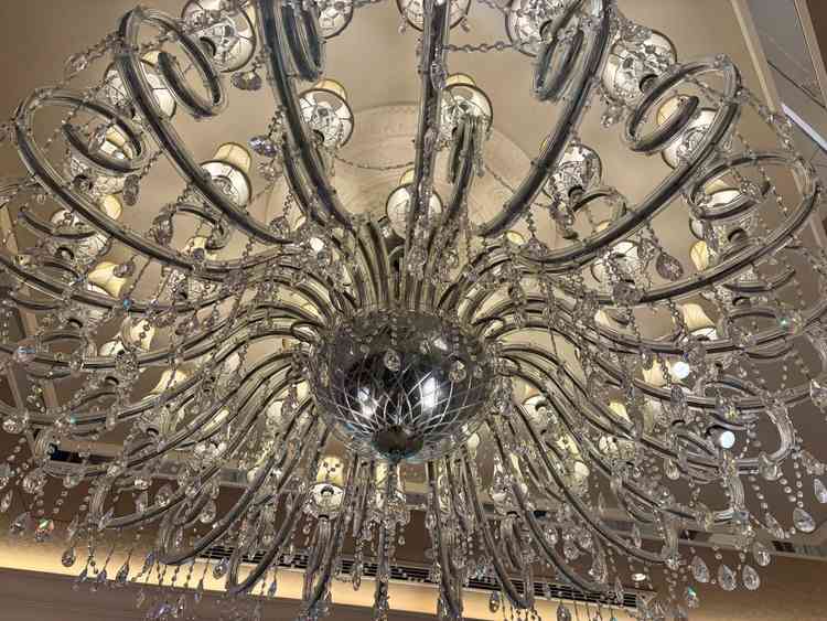 披露宴会場のシャンデリア　とても美しく印象的でした✨