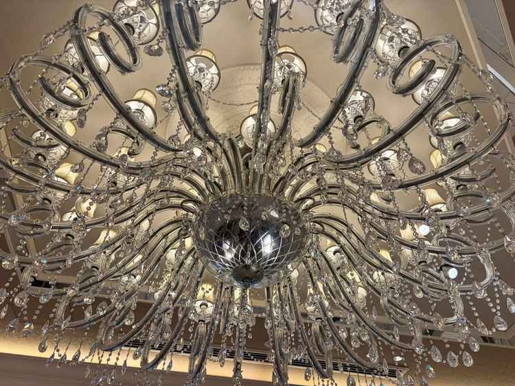 披露宴会場のシャンデリア　とても美しく印象的でした✨