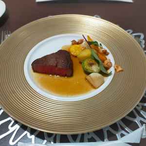 試食のメインお肉のお料理。こだわりの契約農家さんから仕入れたお野菜を使用。