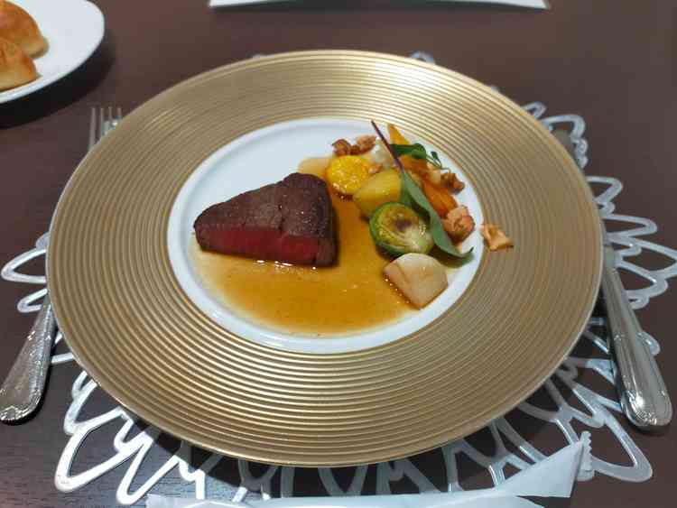 試食のメインお肉のお料理。こだわりの契約農家さんから仕入れたお野菜を使用。