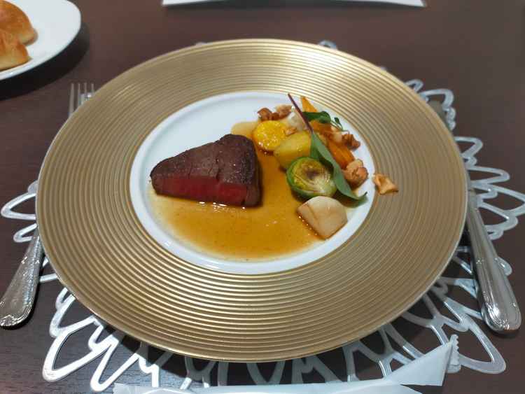 試食のメインお肉のお料理。こだわりの契約農家さんから仕入れたお野菜を使用。