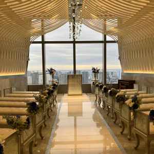 挙式会場。こじんまりとした雰囲気の会場。ここの窓からの景色も良く晴れたら空の中にいる写真が撮れる。