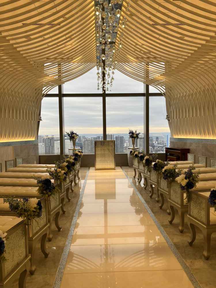 挙式会場。こじんまりとした雰囲気の会場。ここの窓からの景色も良く晴れたら空の中にいる写真が撮れる。