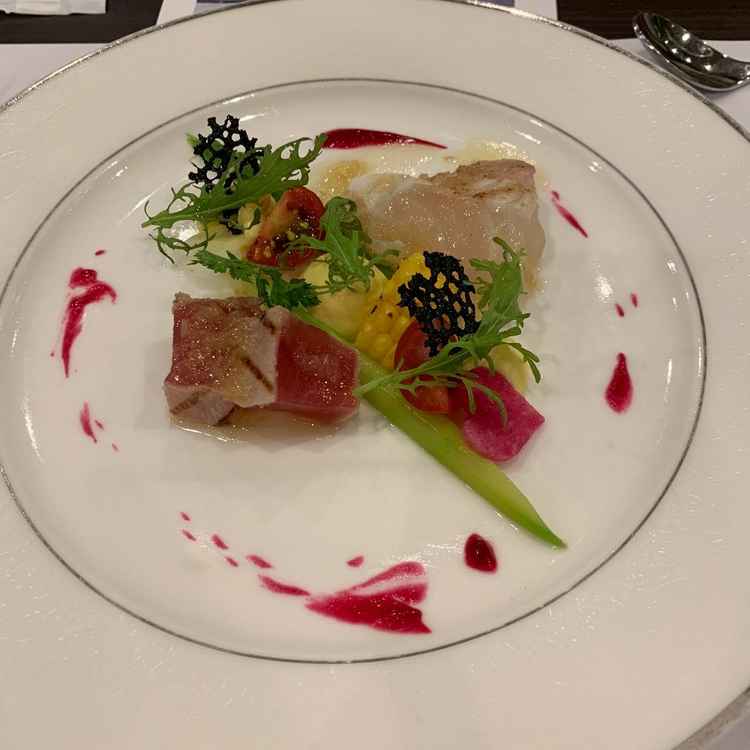 色味が美しく目でも楽しめる。トウモロコシのソースがとてもおいしい。付け合わせまでこだわりを感じる。