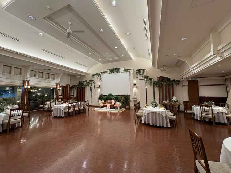 披露宴会場。広いです。左手の窓からはキッチンが見え、参列者に楽しんでもらえそうです。