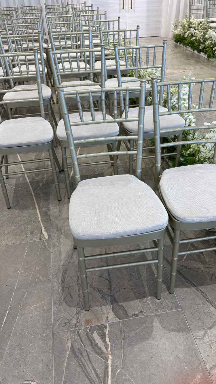 バンブー椅子（チャペル）。主張しすぎないアンティークゴールド。