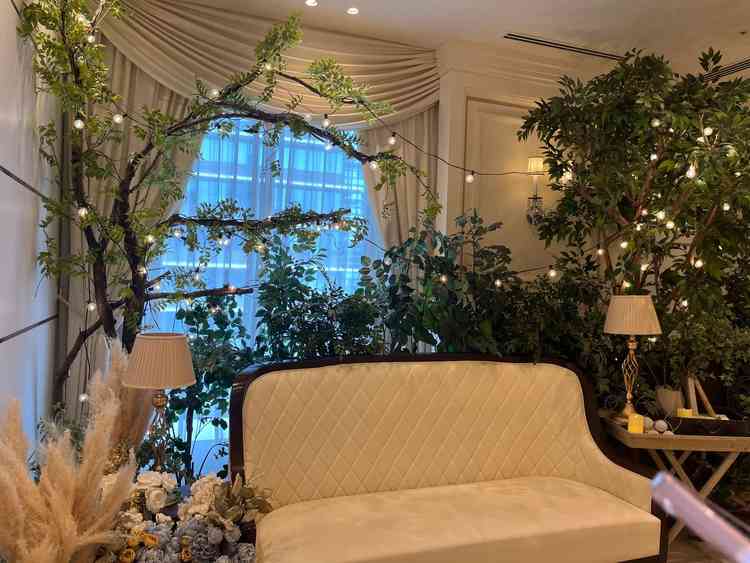 披露宴会場の前室のソファの写真。常設とのことだったので、写真スペースにしても良いと思った。