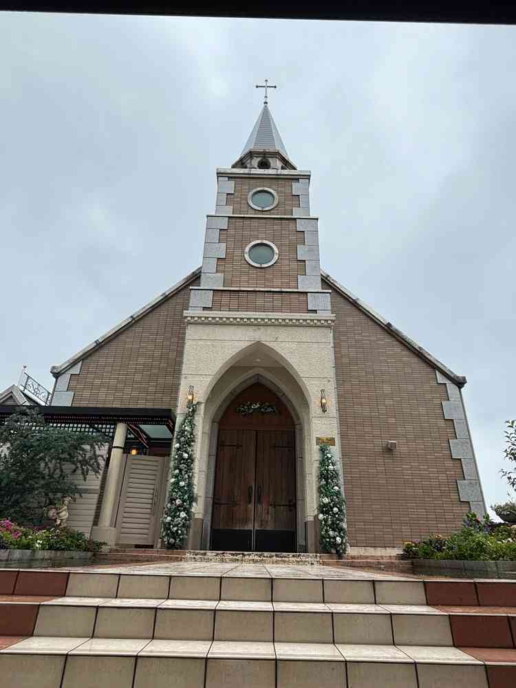 会場に入った時には想像できない、独立型チャペルが屋上に突然現れたのがとてもよかったです。