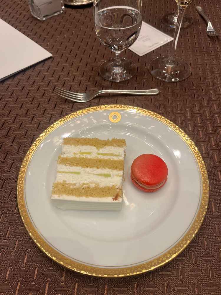 ニューオータニ名物のスーパーメロンショートは優しい上品な甘さと糖度が高く旨みが強いメロンが最高でした