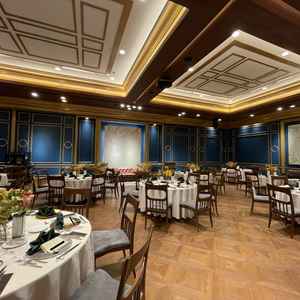 ネイビーを基調とした清潔感ある披露宴会場