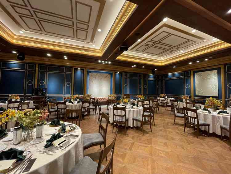 ネイビーを基調とした清潔感ある披露宴会場