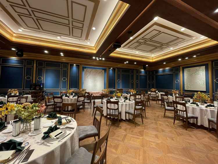 ネイビーを基調とした清潔感ある披露宴会場