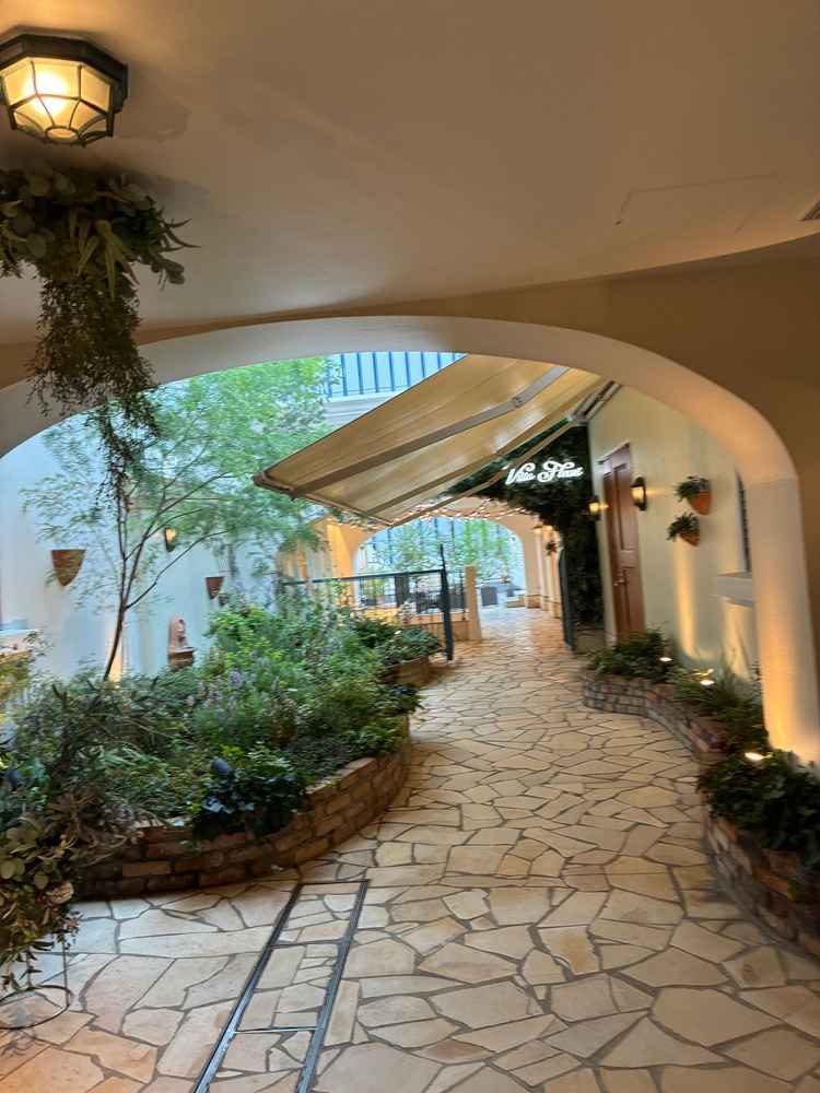 チャペルから披露宴会場までの道のりが街並みのようになっていて、写真映えするスポットがたくさんある。