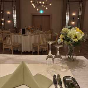 アリーという披露宴の部屋。白基調で何にでも合う。