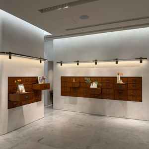 披露宴会場。棚はアイデア次第で色々な使い方ができるらしい。