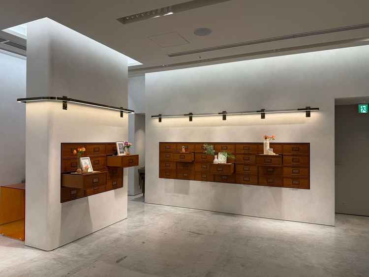 披露宴会場。棚はアイデア次第で色々な使い方ができるらしい。