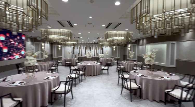 80人の会場の全体の様子。左側に常設のLEDスクリーン。