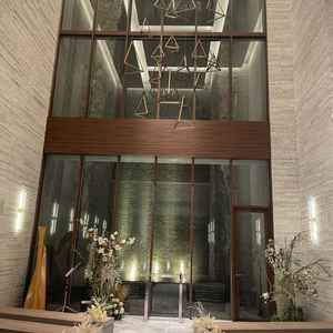 滝が流れるチャペルです。天井が高いです。