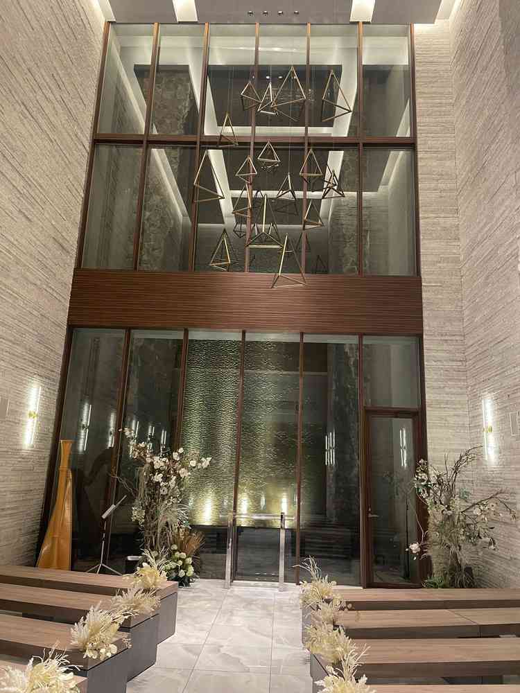 滝が流れるチャペルです。天井が高いです。