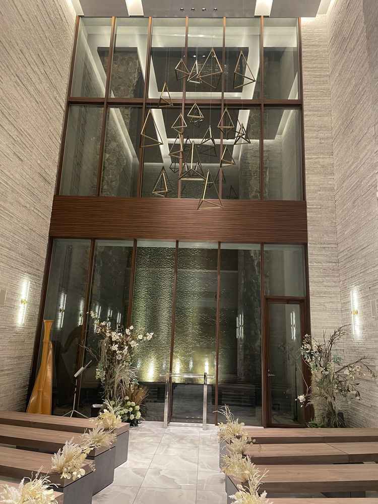 滝が流れるチャペルです。天井が高いです。