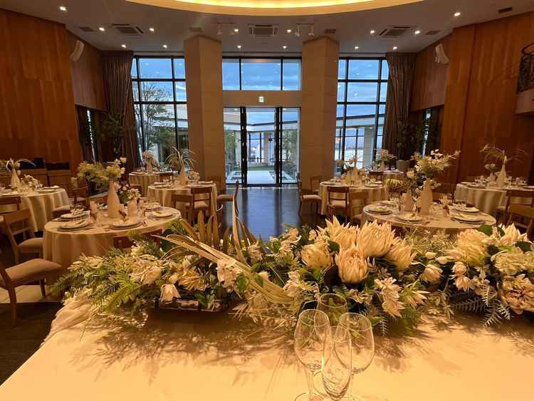 披露宴会場ハリウッドスイート。木目調の壁が印象的。