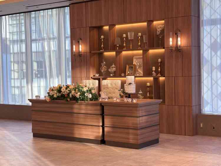 パーティー会場の高砂。写真を撮る際に背景が華やかになるよう、壁面の装飾にこだわっているとのこと