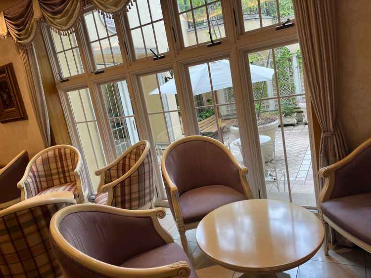 別棟、ゲストの待合室。19世紀のアンティークな家具が揃っている。