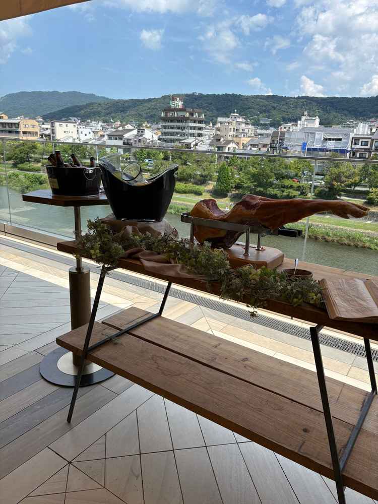 テラスでのビュッフェ体験