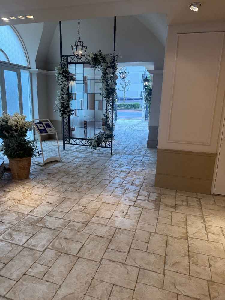 建物の出入口ですが内部だけでなく外まで気配りされたとても上品なデザインです