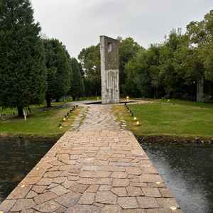 雨でもグリーンが映えて雰囲気がありました。晴れの日はこちらでフラワーシャワーなどができるそうです。