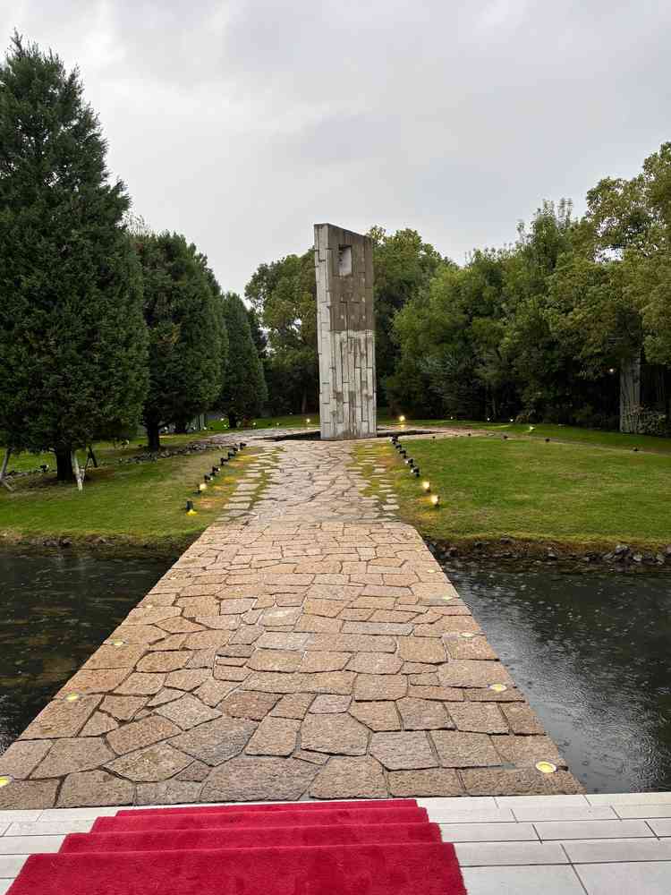 雨でもグリーンが映えて雰囲気がありました。晴れの日はこちらでフラワーシャワーなどができるそうです。