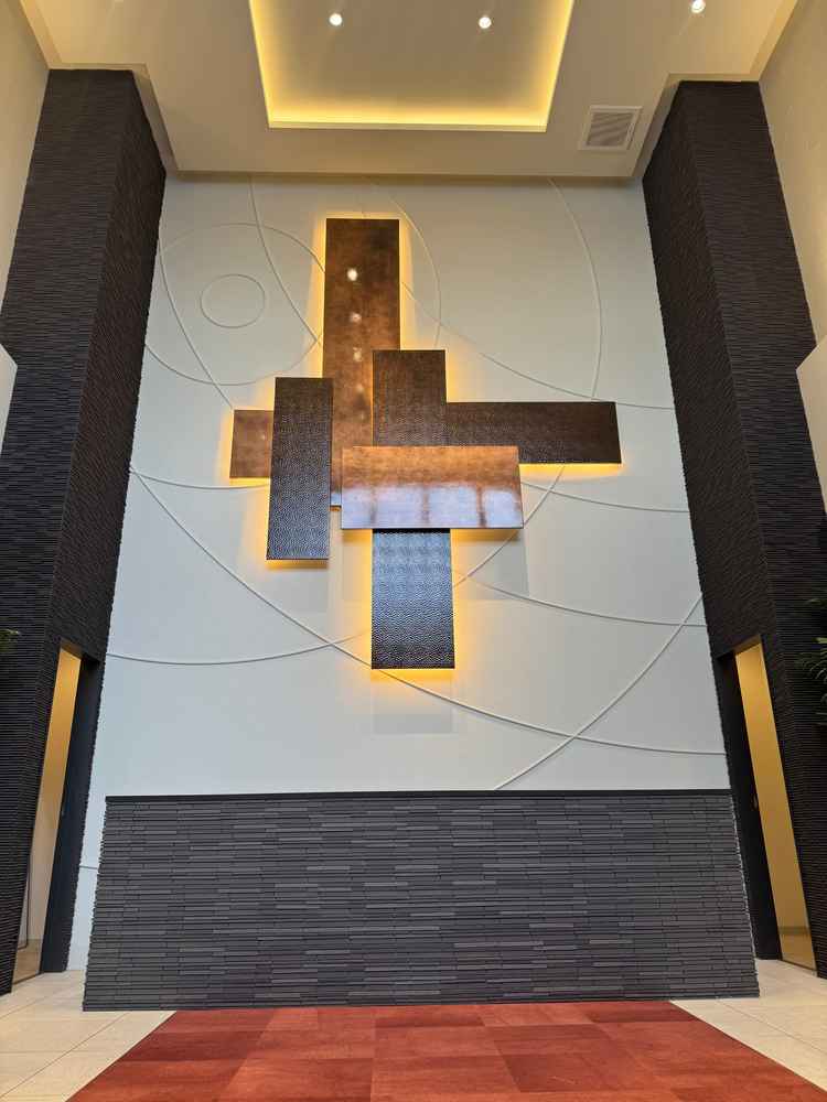 入口入ってすぐのクロークは天井が高く落ち着いた雰囲気