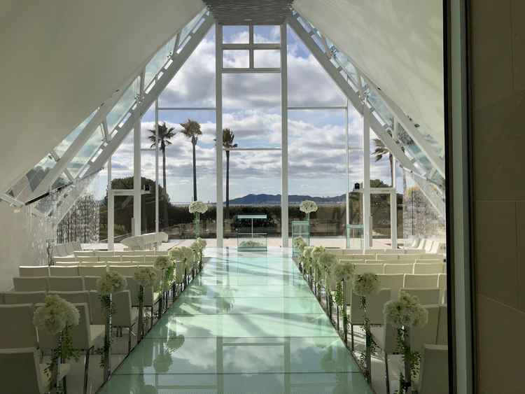 白を基調にしたブルービジューの教会。入った瞬間から全面ガラスからの日光と景色がマッチしてとても綺麗。