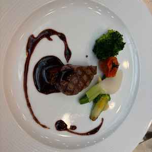 メインのお肉料理です。とても美味しかったです。