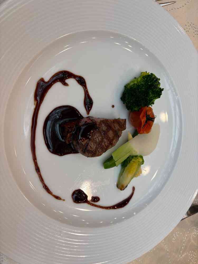 メインのお肉料理です。とても美味しかったです。