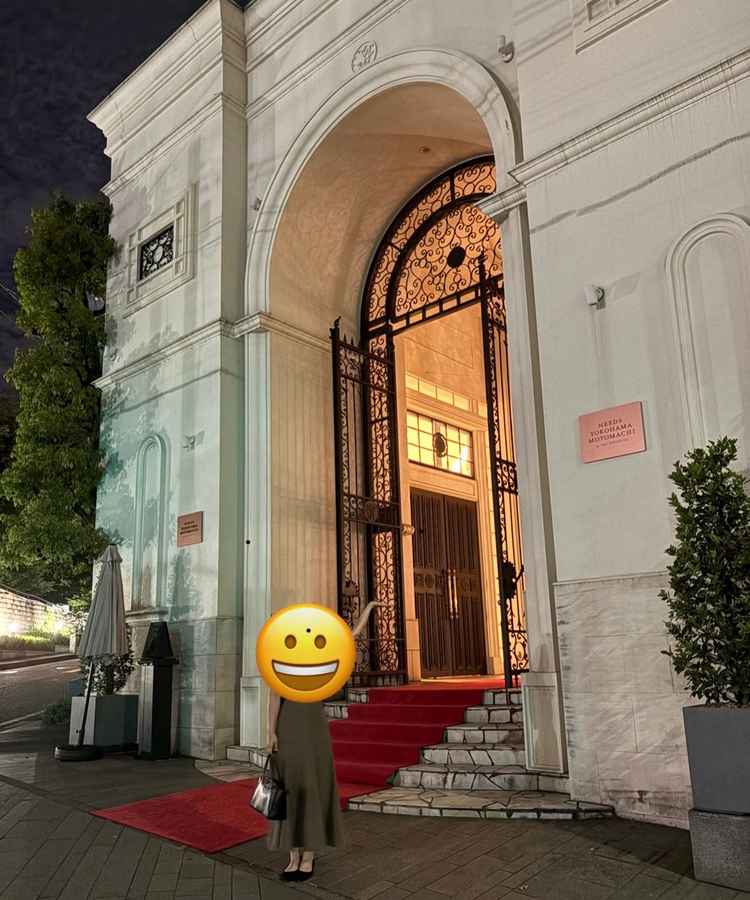 夜の凱旋門で記念撮影しました！笑　夜もとてもいい雰囲気です。元町の雰囲気ってこういう感じですよね♫
