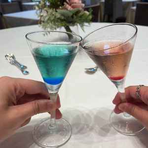 ウェルカムドリンクは男女の印象に合わせたカラードリンク。