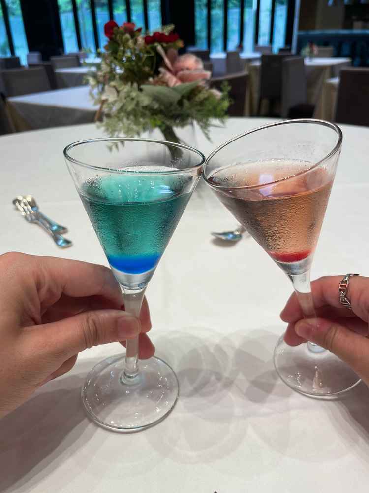 ウェルカムドリンクは男女の印象に合わせたカラードリンク。