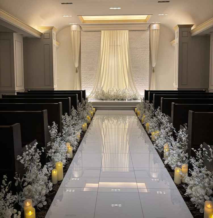 新郎新婦を引き立てるために、参列者付近の照明を暗くしているそう。黒の椅子もシックで素敵だった。