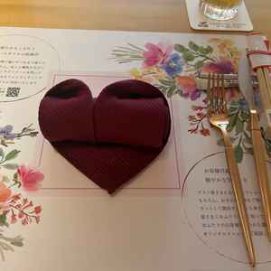 料理が運ばれてくる前のテーブルの様子です。ナプキンがハート型になっていて、素敵でした。