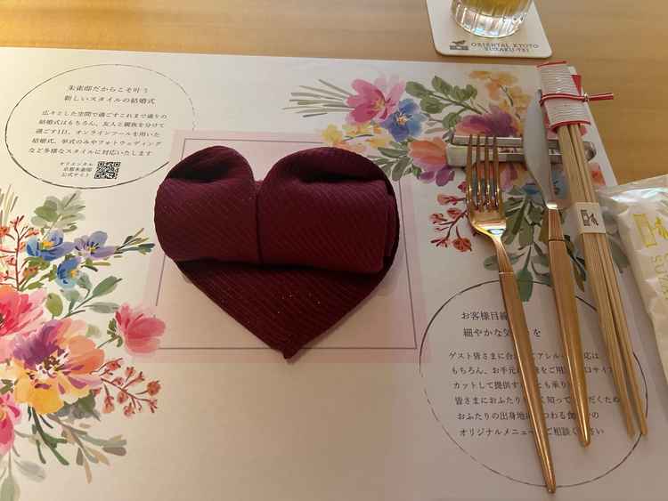 料理が運ばれてくる前のテーブルの様子です。ナプキンがハート型になっていて、素敵でした。