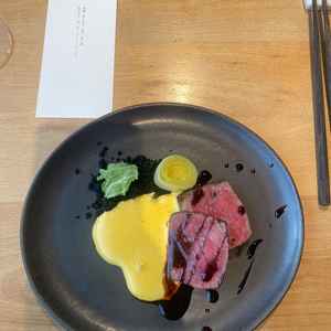 試食でいただいた肉料理。メニュー表も特徴的で素材の記載しかない。