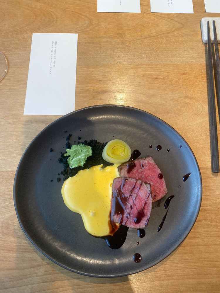 試食でいただいた肉料理。メニュー表も特徴的で素材の記載しかない。