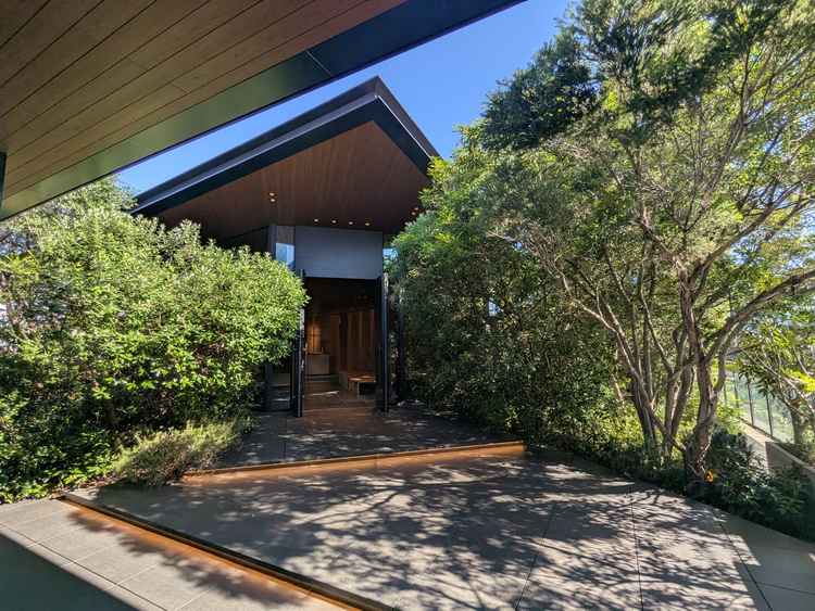 エレベーターをおりてすぐの景色、チャペル前