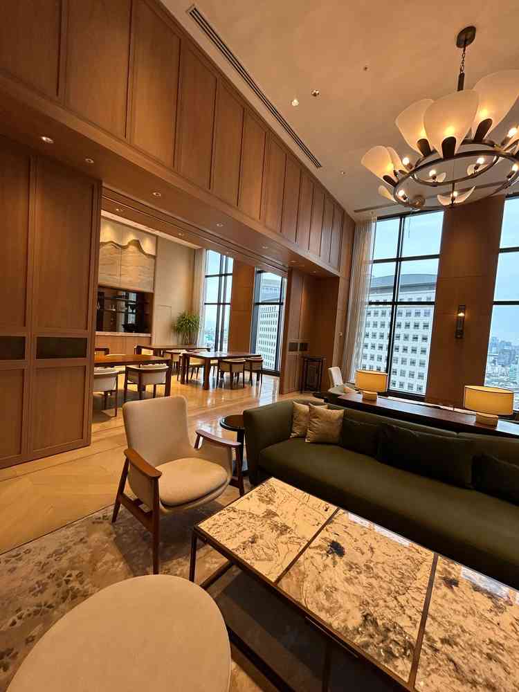 披露宴会場に入るまでの、ゲスト用待合。照明がお洒落。