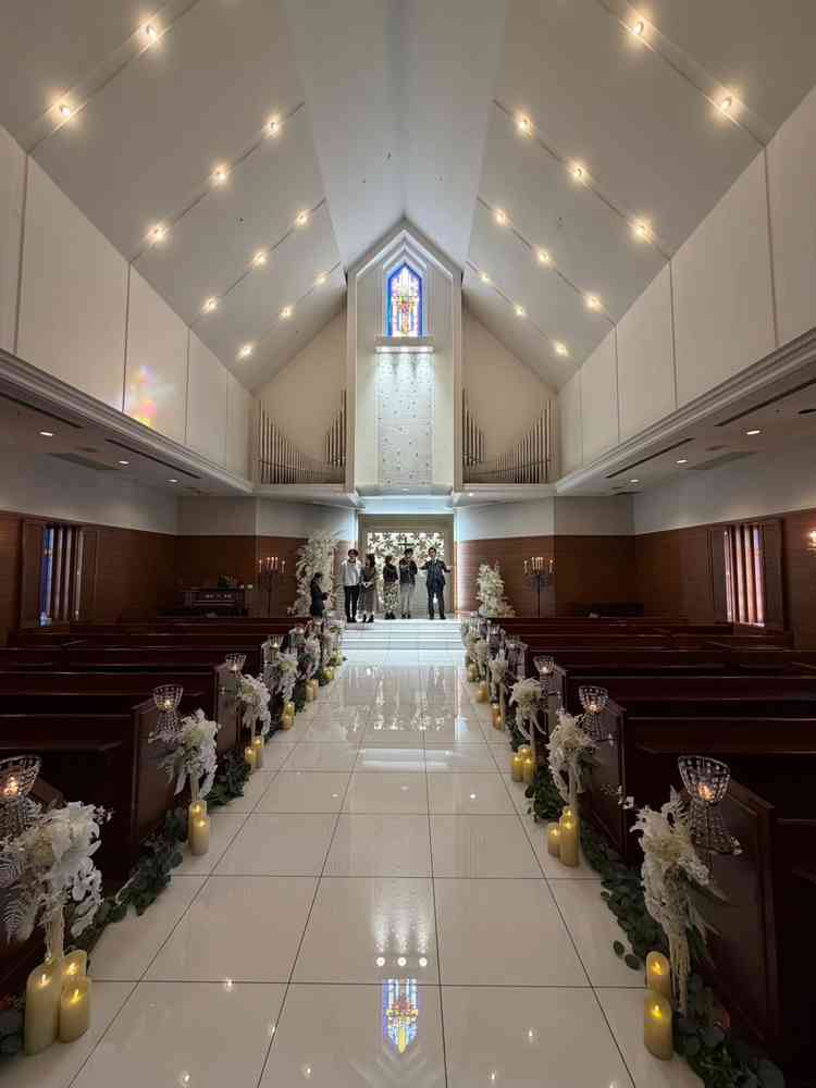 独立型チャペル。なんならチャペルではなくチャーチらしい。天井が高く横幅があるため、とても広く感じる。