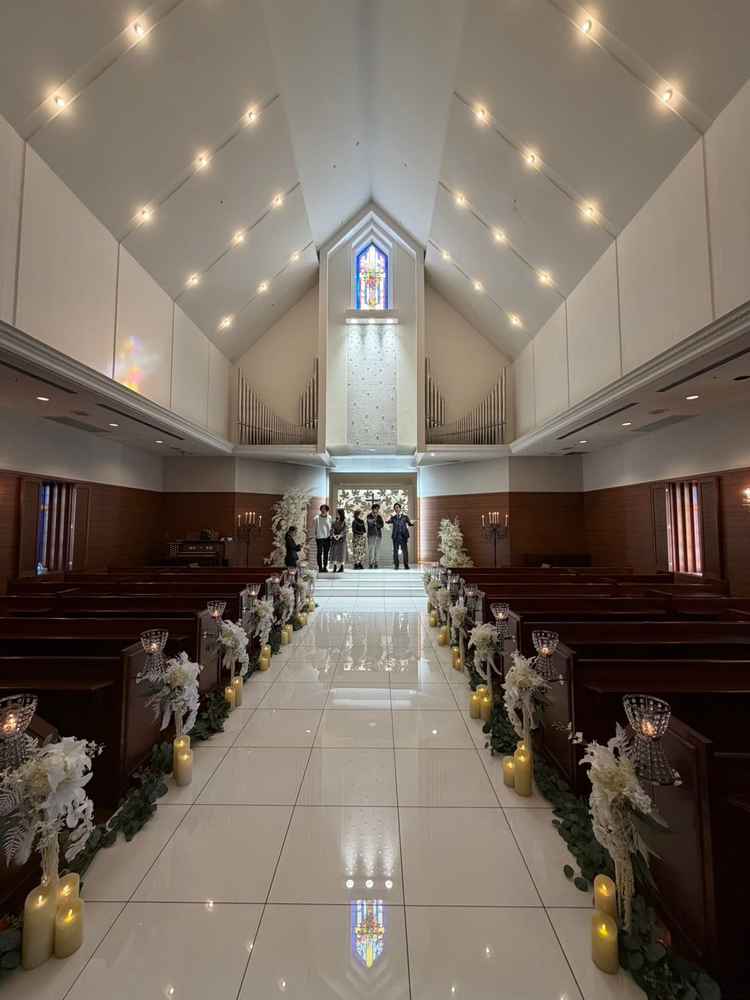 独立型チャペル。なんならチャペルではなくチャーチらしい。天井が高く横幅があるため、とても広く感じる。