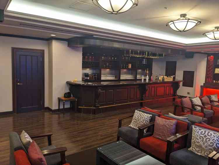 待合室。ソファがたくさんあり、100人以上座れるようになっている。好きな映像を流すことも可能。