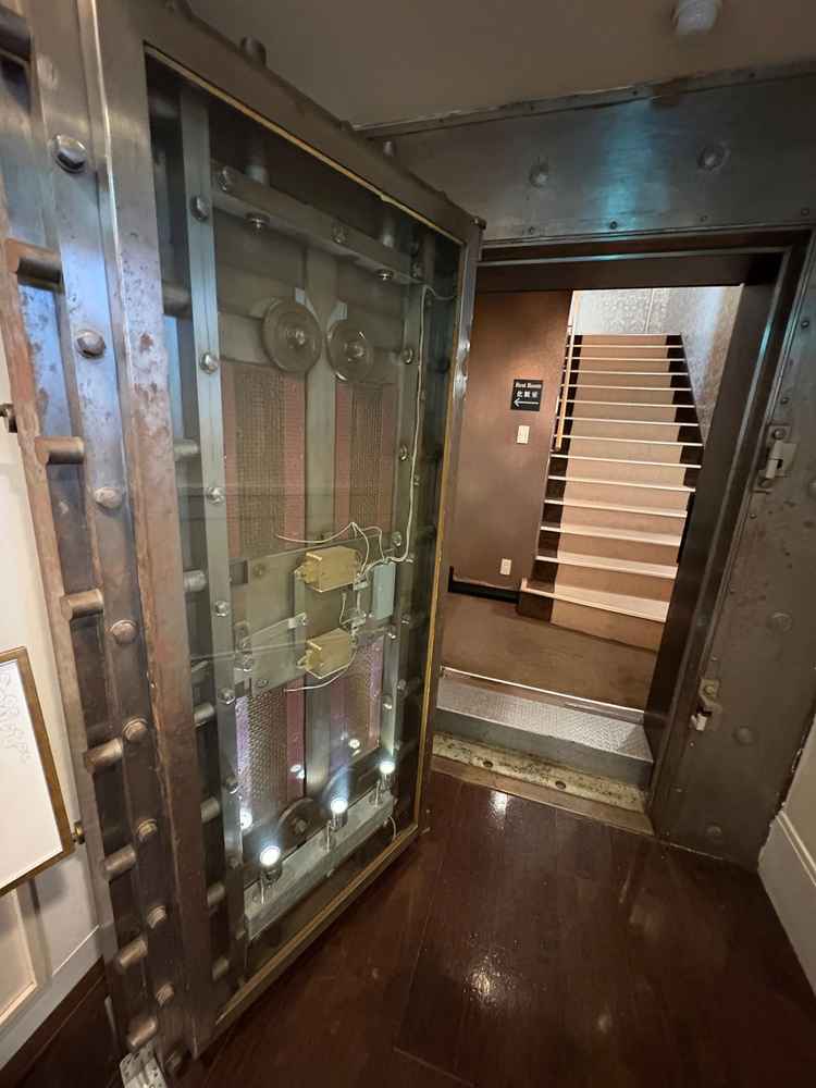 昔銀行であったこともあり、一部扉が昔のままであった。歴史を感じる。